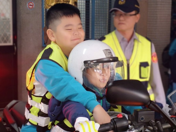 ▲小學生「逛」警局　哥哥姐姐教防身術。（圖／記者陳凱力翻攝）