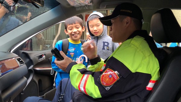 ▲小學生「逛」警局　哥哥姐姐教防身術。（圖／記者陳凱力翻攝）