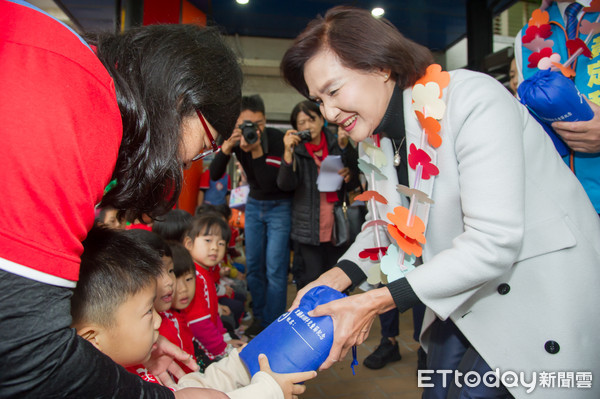 ▲▼宜蘭林姿妙縣長，1日上午與宜蘭光復非營利幼兒園幼兒們提前歡慶兒童節。（圖／記者游芳男翻攝，下同）