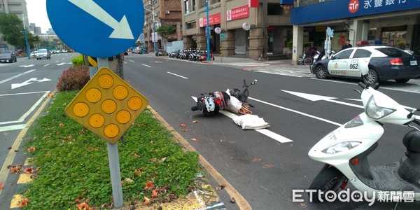 ▲▼黑色賓士車懸掛2年前就註銷的車牌，30日闖紅燈撞倒女騎士後逃逸，警方正全力追查當中             。（圖／記者陳以昇翻攝）