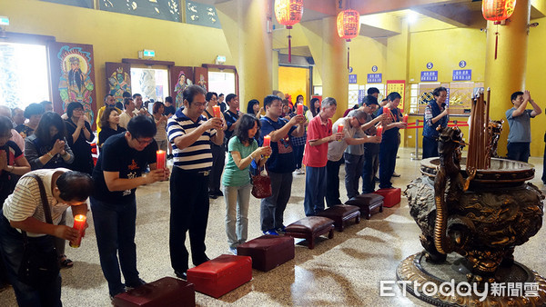 ▲大溪迎富送窮廟擲筊送「招財令」