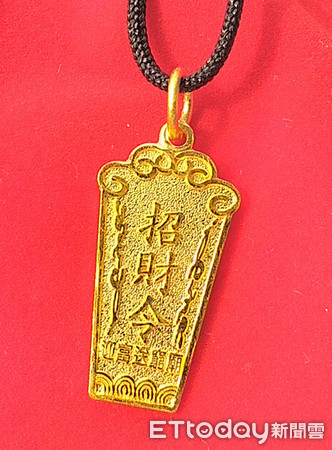 ▲大溪迎富送窮廟擲筊送「招財令」