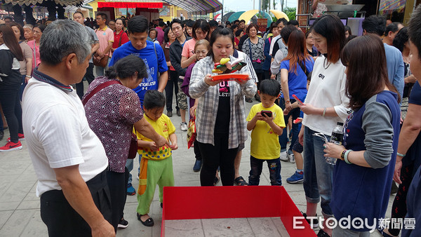 ▲大溪迎富送窮廟擲筊送「招財令」