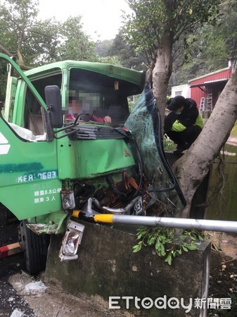 ▲▼大貨車蘇姓司機與張姓女乘客受困車內，警消用破壞器材將2人救出             。（圖／記者陳以昇翻攝）