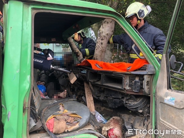 ▲▼大貨車蘇姓司機與張姓女乘客受困車內，警消用破壞器材將2人救出             。（圖／記者陳以昇翻攝）