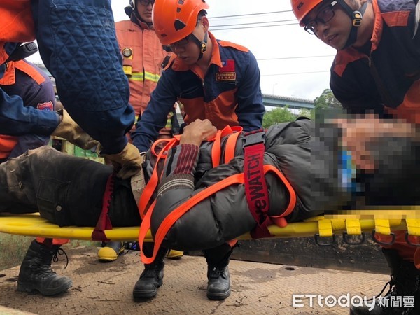 ▲▼大貨車蘇姓司機與張姓女乘客受困車內，警消用破壞器材將2人救出             。（圖／記者陳以昇翻攝）