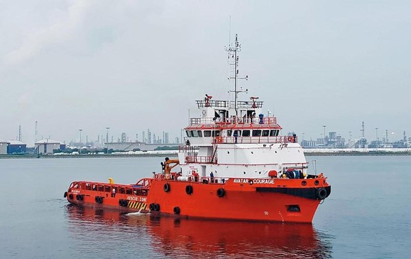 外籍工作船停在高雄港錨區，虎視眈眈準備搶台灣籍船隻的工作。（高雄海事公會提供）