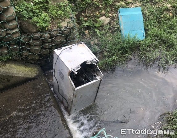 ▲桃園市新屋鄉一家小7內ATM遭竊，整台提款機遭竊賊拖走，警方1日下午在桃竹交界處福興溪流尋獲，僅剩提款機空殼，裡面126萬現金一毛不剩。（圖／記者沈繼昌翻攝）