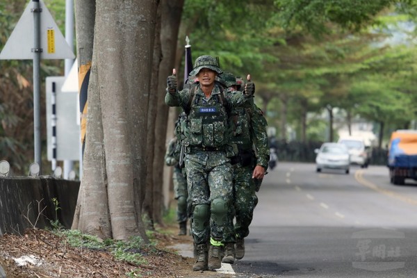 特戰濱海鎮城要地行軍結訓　邀請家屬見證榮耀