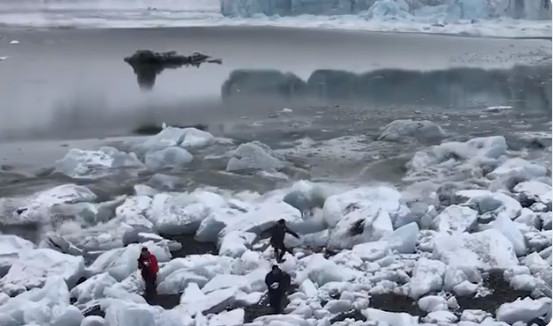 ▲▼冰島冰川崩塌，湖畔遊客驚慌逃命。（圖／翻攝自推特／@tammytabby）