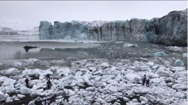 ▲▼冰島冰川崩塌，湖畔遊客驚慌逃命。（圖／翻攝自推特／@tammytabby）