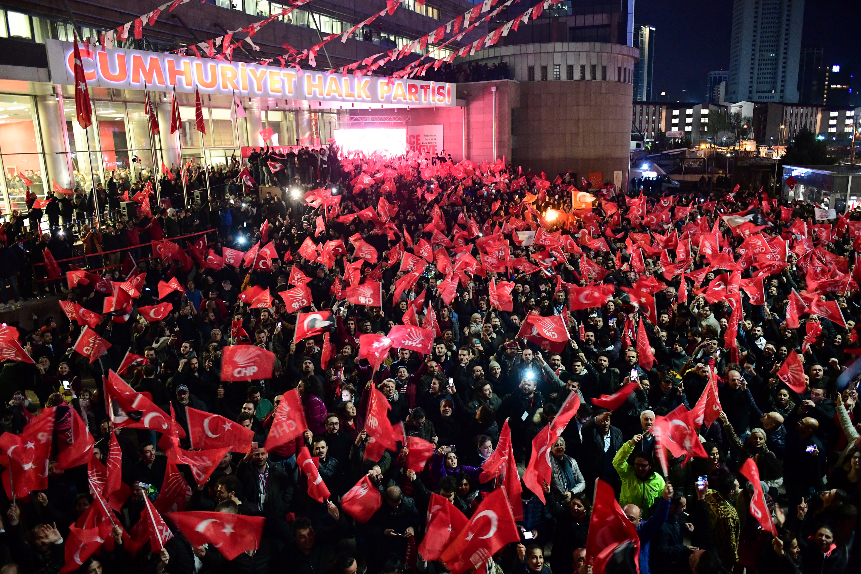 ▲▼土耳其當地時間3月31舉行5年一度的地方大選，圖為執政黨正義與發展黨（AKP）支持者。（圖／路透社）