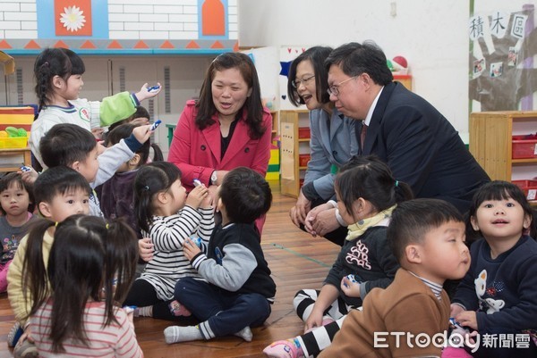 總統蔡英文2日由桃園市長鄭文燦陪同，抵中壢區私立璞育幼兒園出席「我國少子化對策計畫」全面起跑活動。