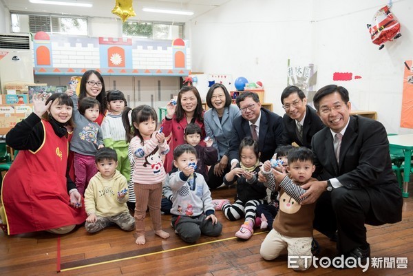 總統蔡英文2日由桃園市長鄭文燦陪同，抵中壢區私立璞育幼兒園出席「我國少子化對策計畫」全面起跑活動。