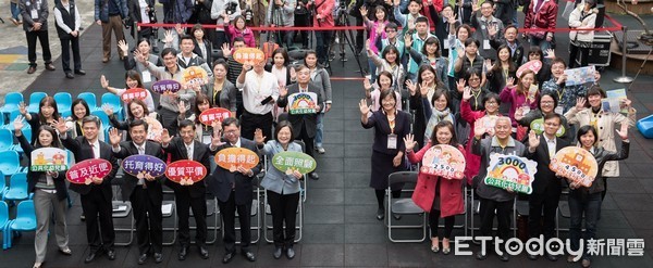 總統蔡英文2日由桃園市長鄭文燦陪同，抵中壢區私立璞育幼兒園出席「我國少子化對策計畫」全面起跑活動。