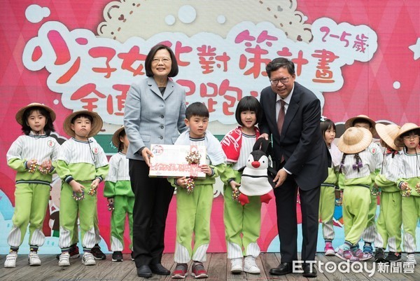 總統蔡英文2日由桃園市長鄭文燦陪同，抵中壢區私立璞育幼兒園出席「我國少子化對策計畫」全面起跑活動。