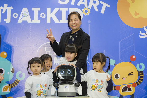 ▲AI智能機器人「凱比同學」成為孩子的玩伴。（圖／新竹市政府提供）