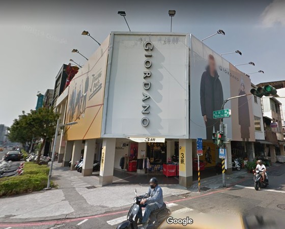 ▲▼新崛江商圈內的佐丹奴五福店近期掛起招租廣告。（圖／翻攝自Googlemap）