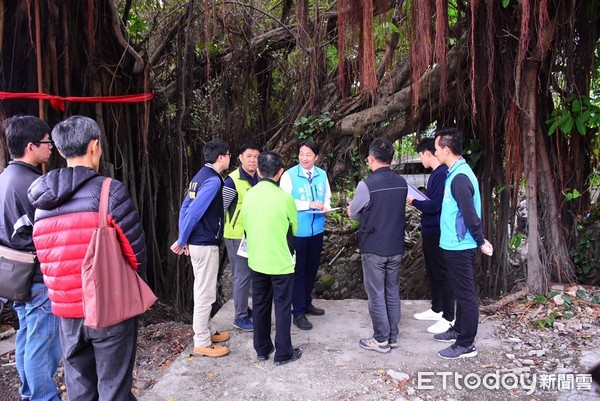 ▲圳溝排水功能不佳，且嚴重影響當地市容觀瞻。（圖／記者王兆麟翻攝，下同）