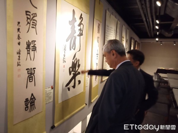 ▲「成大EMBA校友多元藝術聯展暨公益義賣會」，有部分作品提供義賣，所得全捐給啟智中心照護用。（圖／記者林悅翻攝，下同）