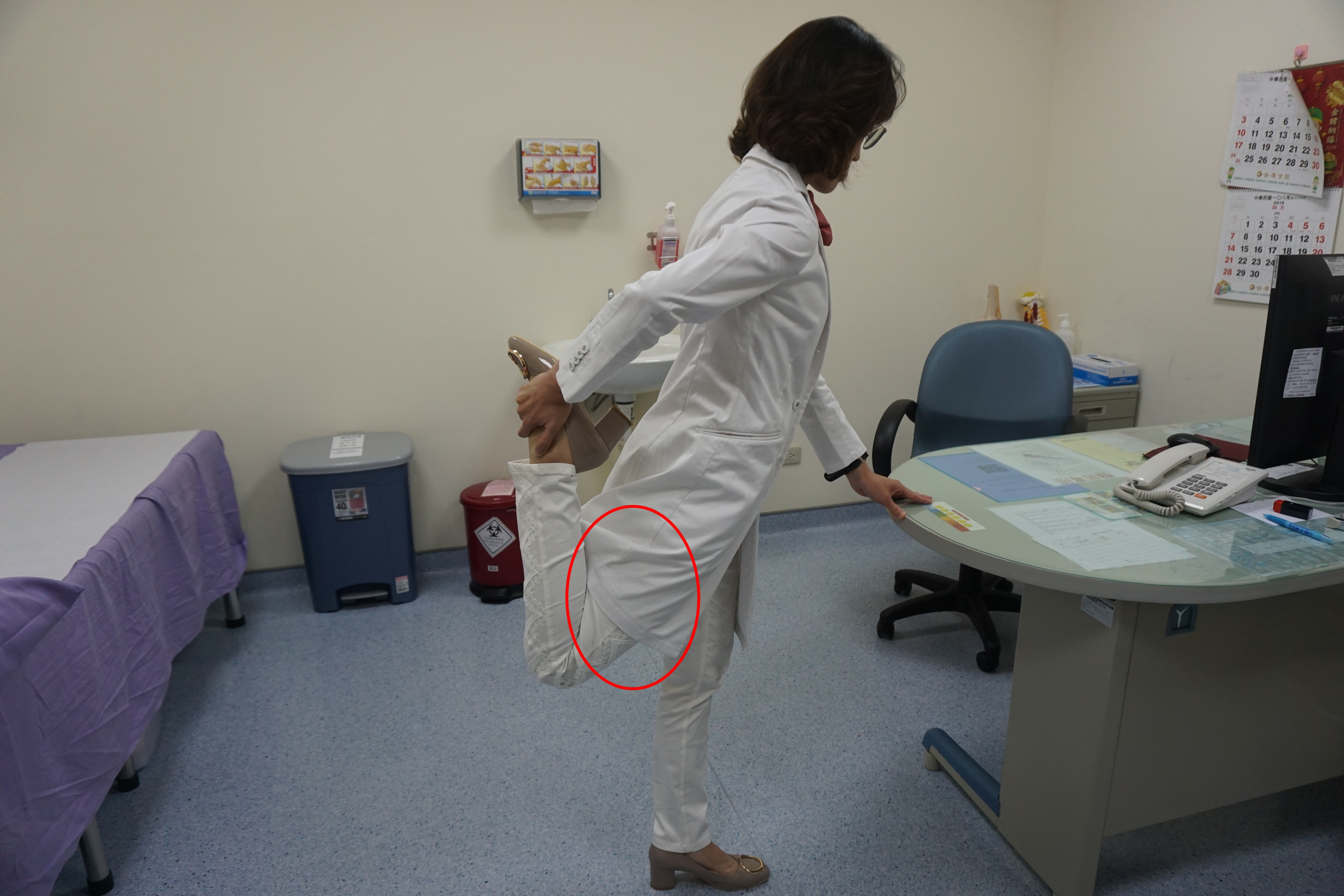 ▲醫師示範大腿前側肌肉舒緩動作。（圖／童綜合醫院提供）