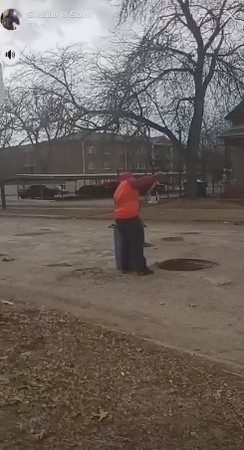 「媽媽的車被弄髒了」，12歲童挖土填滿家門口15個坑。（圖／翻攝自Facebook／Trinell Renee Payne）