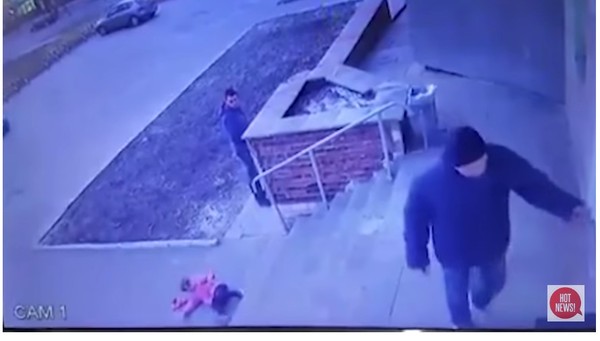 小姊弟超市搶推車　6歲女被恐怖父親「破娃娃對待」扔7層階梯。（圖／翻攝自YouTube／Hot News Media）