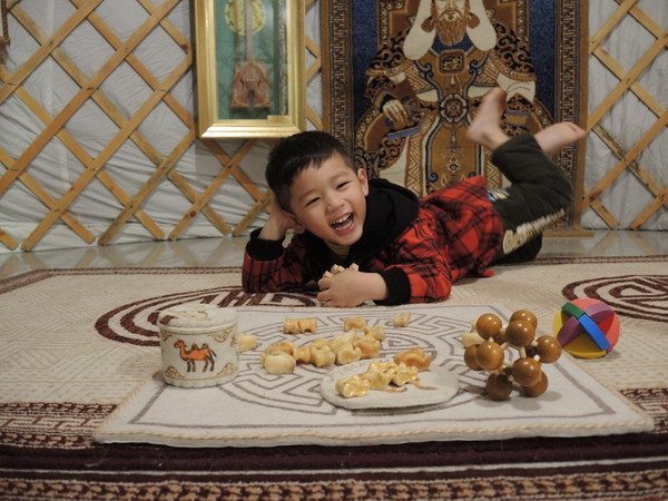 ▲喝鹹奶茶、玩羊骨占卜！兒童節到茶博館　體驗一日蒙古人。（圖／新北市文化局提供）