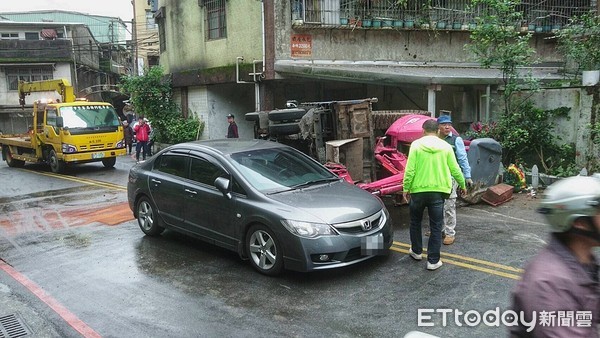 ▲ 貨車載挖土機側翻臂軸刺穿轎車 阿嬤帶孫女上學遭壓傷送醫搶救。（圖／記者郭世賢翻攝）