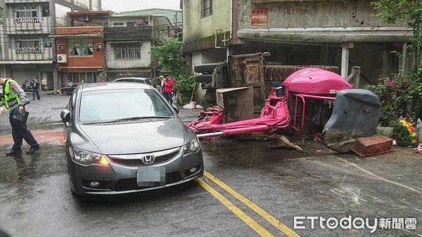 ▲ 貨車載挖土機側翻臂軸刺穿轎車 阿嬤帶孫女上學遭壓傷送醫搶救。（圖／記者郭世賢翻攝）