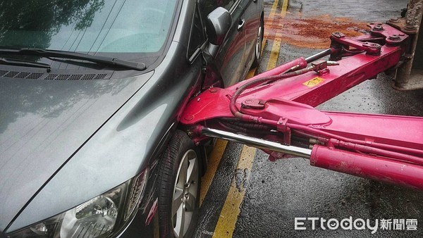 ▲ 貨車載挖土機側翻臂軸刺穿轎車 阿嬤帶孫女上學遭壓傷送醫搶救。（圖／記者郭世賢翻攝）