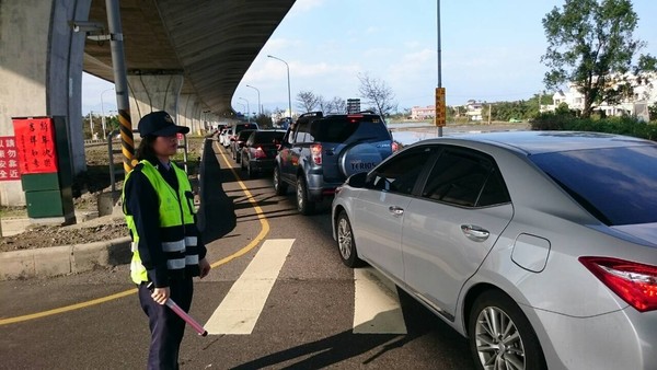 ▲▼國道預估車流爆量，全台警察總動員採疏導、管制併用以解決民眾塞車之苦。（圖／ETtoday新聞雲翻攝）