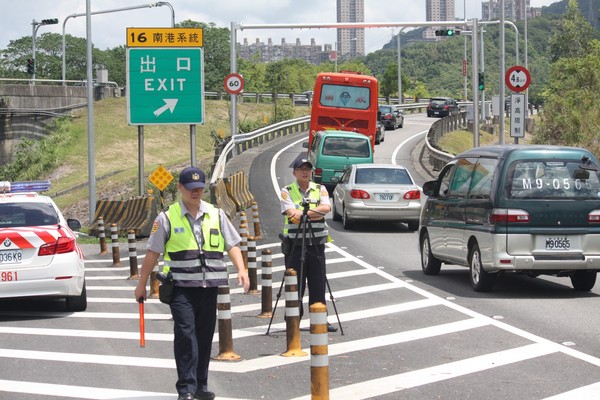 ▲▼國道預估車流爆量，全台警察總動員採疏導、管制併用以解決民眾塞車之苦。（圖／ETtoday新聞雲翻攝）