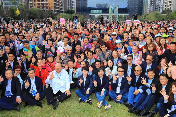 ▲盧秀燕上任百日端出成績，但遭綠議員批評。（圖／記者鄧木卿翻攝）