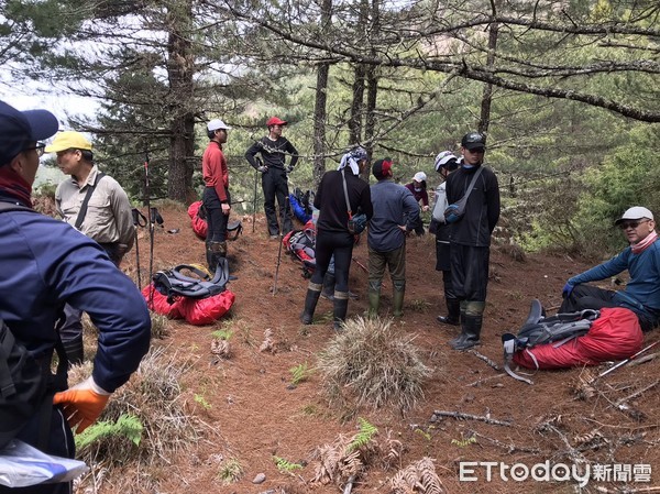 ▲搜救人員成功將墜崖受傷女登山客救援下山。（圖／花蓮消防局提供，下同）