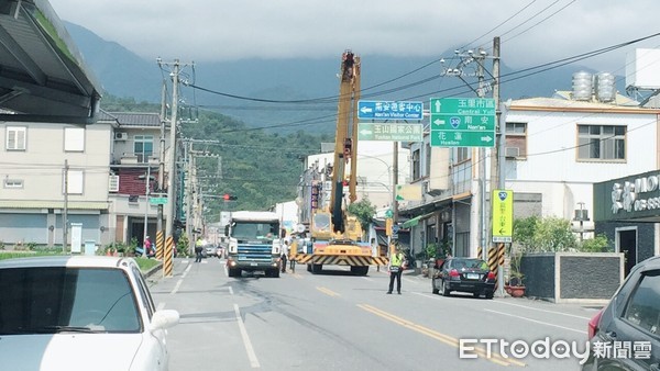 ▲滿載製造漂白水的次氯酸納拖曳罐裝車行駛在玉里鎮上，突然後車的罐裝車身與車頭脫落分離。（圖／記者王兆麟翻攝，下同）