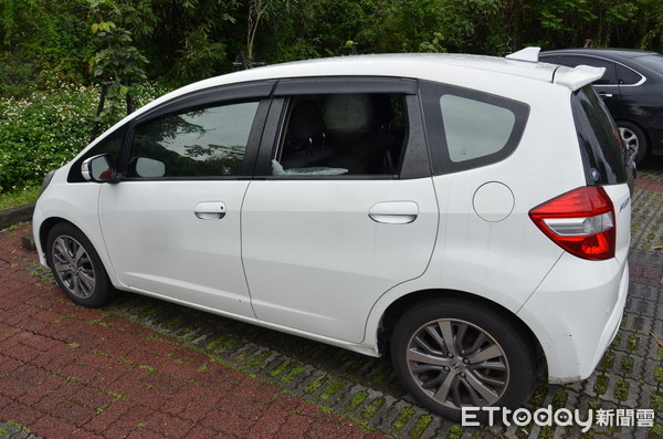 ▲▼黃姓竊嫌擊破停於海邊的車輛車窗，並竊取車內財物。（圖／記者游芳男翻攝，下同）