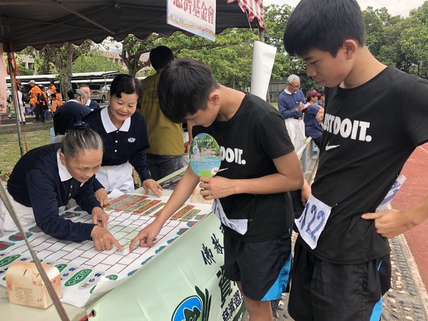 ▲▼臺東市豐田國中4月3日舉辦39週年校慶暨運動會，學校也邀請六個單位設攤，包含慈濟基金會台東分會，透過運動會休息的時間為師生、貴賓進行教育宣導。（圖／記者林弘展攝）