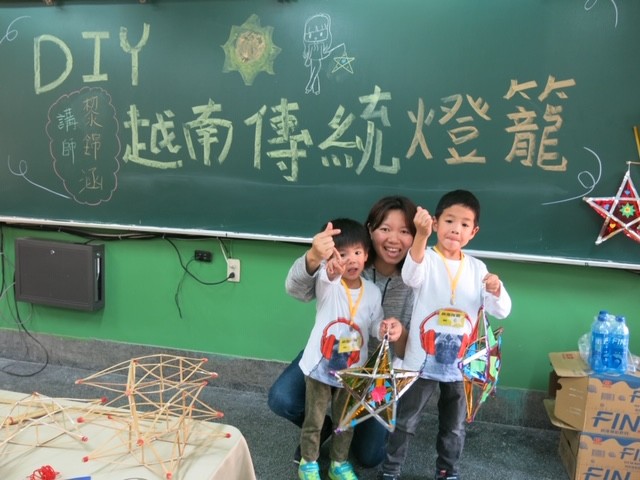 ▲▼  越南媽媽帶孩子做燈籠解鄉愁。（圖／新北市教育局提供）