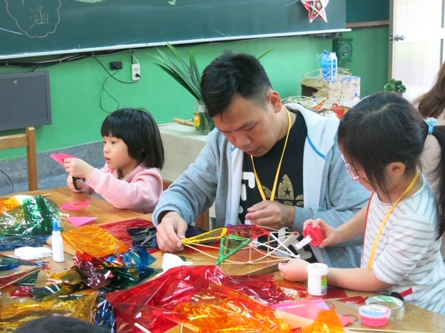 ▲▼  越南媽媽帶孩子做燈籠解鄉愁。（圖／新北市教育局提供）