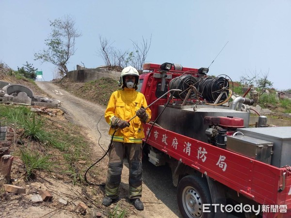 ▲台南市消防局全國首創採購各項輕量救災裝備及救災灑水噴霧設備，減輕消防人員長途布線救災重擔，有效提升山林公墓火警搶救效能。（圖／記者林悅翻攝，下同）