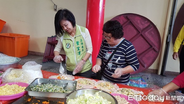 ▲立委葉宜津舉辦「包潤餅、發送潤餅」活動，同時貼近台南鄉親，聽取最近民意。（圖／記者林悅翻攝，下同）