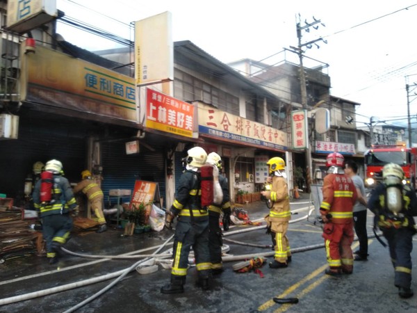 ▲4人1狗逃3樓頂躲火警　黃金獵犬主人：「先救牠再救我」。（圖／記者陳凱力翻攝）