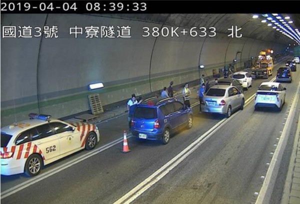 ▲▼國3北向380.6K中寮隧道中線車道4小客車追撞，回堵2公里。（圖／高公局提供）