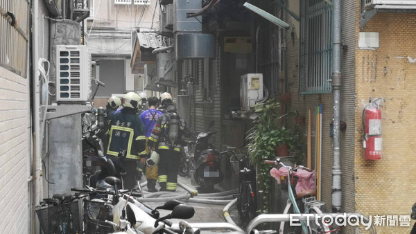 ▲▼北市民權東路一段巷內一棟大樓發生火警。（圖／記者黃彥傑攝）