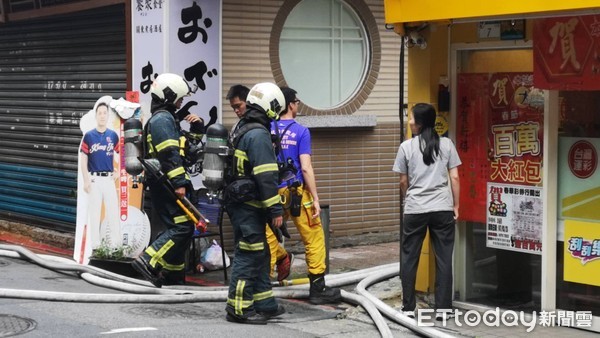 ▲▼北市民權東路一段巷內一棟大樓發生火警。（圖／記者黃彥傑攝）