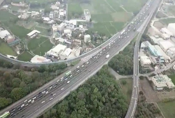 ▲網友空拍國道塞車狀況，就像一台台縮小版玩具車，畫面非常壯觀。（圖／翻攝自Facebook／彰化踢爆網）