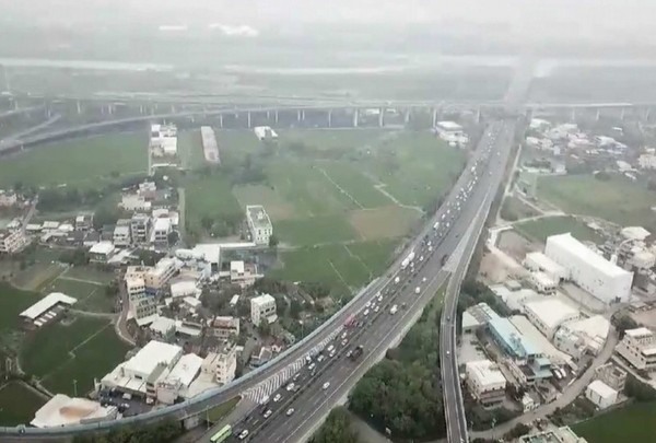 ▲網友空拍國道塞車狀況，就像一台台縮小版玩具車，畫面非常壯觀。（圖／翻攝自Facebook／彰化踢爆網）