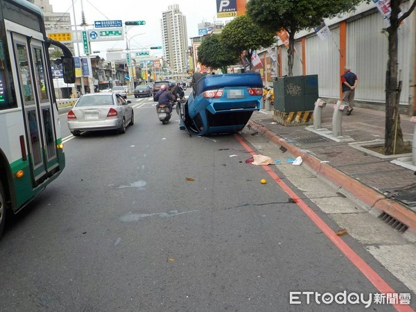 ▲▼鄭男疲勞駕駛衝撞2機車、多輛Ubike後翻車，幸好4人送醫無生命危險             。（圖／記者陳以昇翻攝）