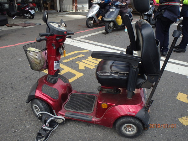 ▲代步車撞廂型車！80歲翁「堅不上救護車就醫...」　4日後死亡。（圖／記者陳凱力翻攝）